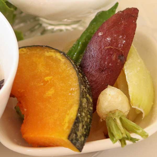 茶カフェ「わ」では旬の野菜たっぷりの薬膳料理を提供しています